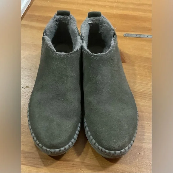 Sketchers: “on the go’’ women Gray Suede Slip-On bootie with faux fur size eight - Picture 1 of 6
